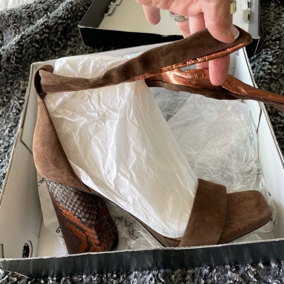 Karl Lagerfeld suede Malbi heels. BNIB size 8.5 - Picture 7 of 9